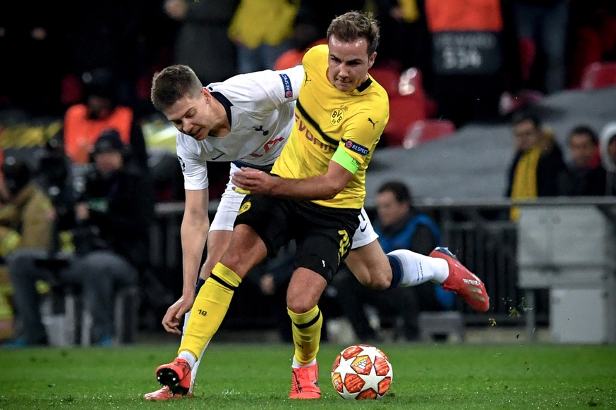 epa07367841 Dortmund&#039;s Mario Goetze (front) in action during the UEFA Champions League round of 16 soccer match between Tottenham Hotspur and Borussia Dortmund at Wembley Stadium, Britain, 13 Feb ...