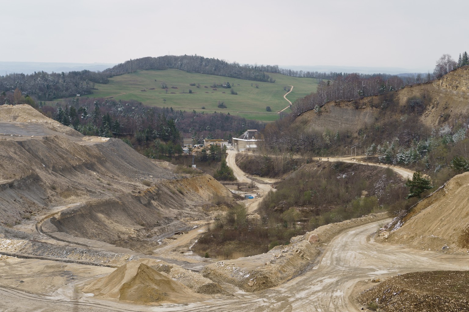 Blick auf den Steinbruch Gabenchopf des Zementkonzerns Holcim bei Villigen AG, am Sonntag, 3. April 2022. Die Polizei hat am Sonntagnachmittag damit begonnen, die Protestaktion von Klimaaktivisten geg ...