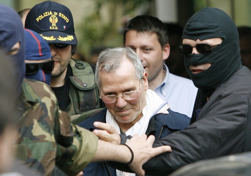 Bernardo Provenzano bei seiner Verhaftung am 11. April 2006 in Palermo.<br data-editable="remove">