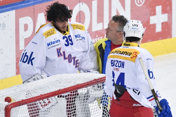 Goalie Luca Boltshauser von Kloten wird vom Eis gebracht, beim Eishockey-Qualifikationsspiel der National League A zwischen dem HC Davos und dem EHC Kloten, am Freitag, 20. Oktober 2017, in der Vailla ...