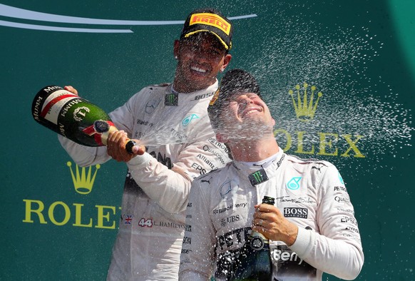 Abkühlung gefällig? Hamilton duscht Rosberg.