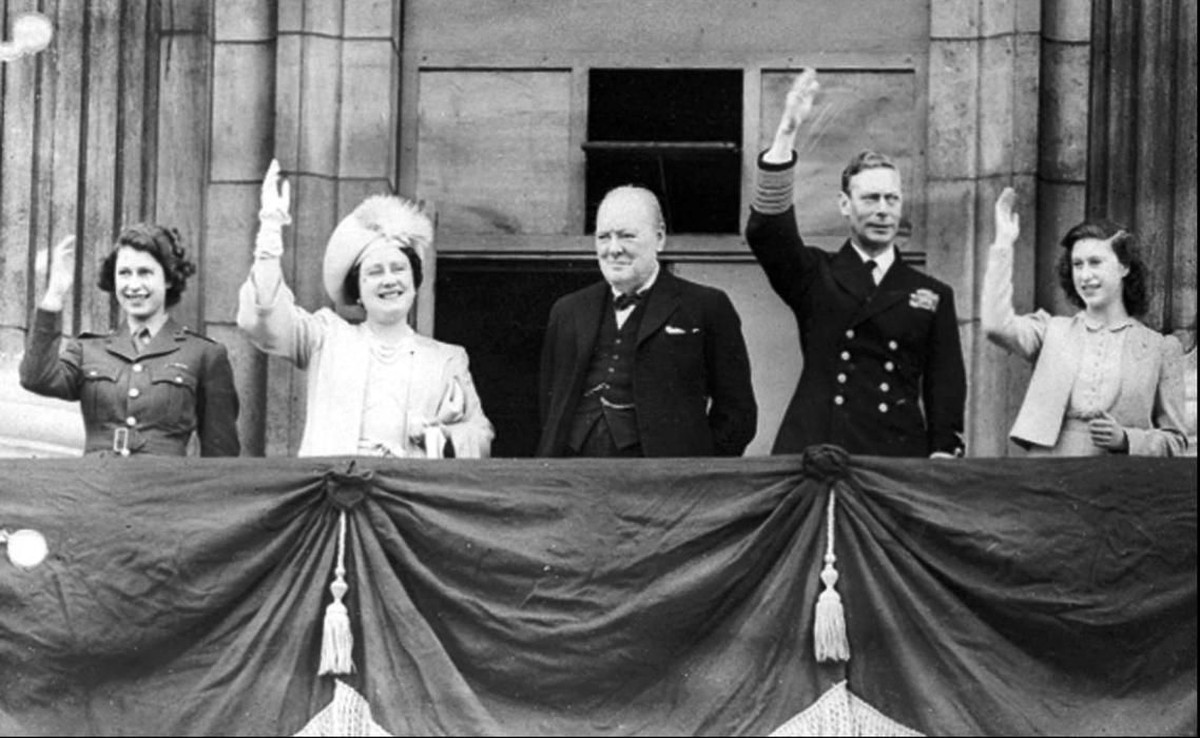 8. Mai 1945: King George VI. mit seinen Töchtern Elizabeth und Margaret, seiner Gemahlin Elizabeth und Churchill auf dem Balkon des Buckingham-Palastes.
