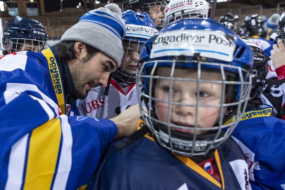 Davos&#039; Andres Ambuehl at the UBS Kids Training at the 92th Spengler Cup ice hockey tournament in Davos, Switzerland, Friday, December 28, 2018. (KEYSTONE/Melanie Duchene).