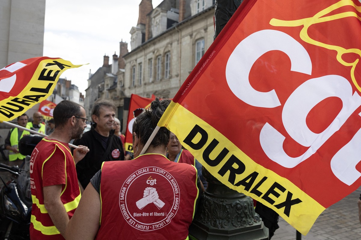 Duralex employees and members of the French trade union General Confederation of Labour (CGT) gather outside the Commercial Court in Orleans on September 17, 2026, during a hearing to consider bids to ...