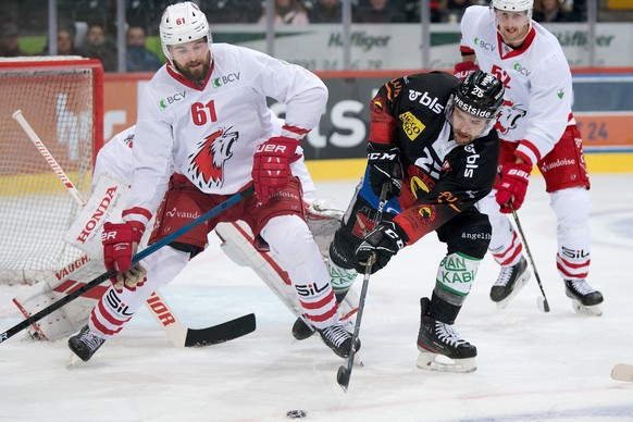 Berns Andrew Ebbett, Mitte rechts, gegen Lausannes Fabian Heldner, Mitte links, im Eishockey Meisterschaftsspiel der National League zwischen dem SC Bern und dem Lausanne HC, am Freitag, 17. Januar 20 ...