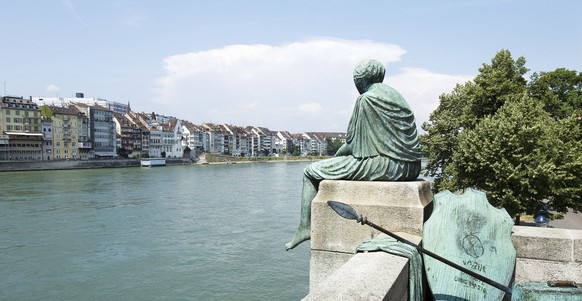 Helvetia guckt sehnsüchtig auf den Fluss. Viele Flussreisen werden im Reisebüro gebucht.&nbsp;