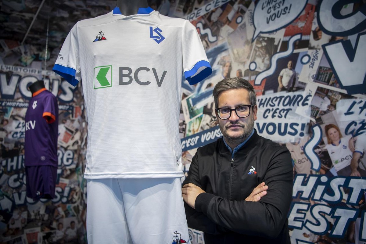 Vincent Steinmann, directeur commercial et marketing du FC Lausanne-Sport pose avec un maillot lors de la presentation du nouveau maillot du FC Lausanne-Sport pour la prochaine saison de football en S ...