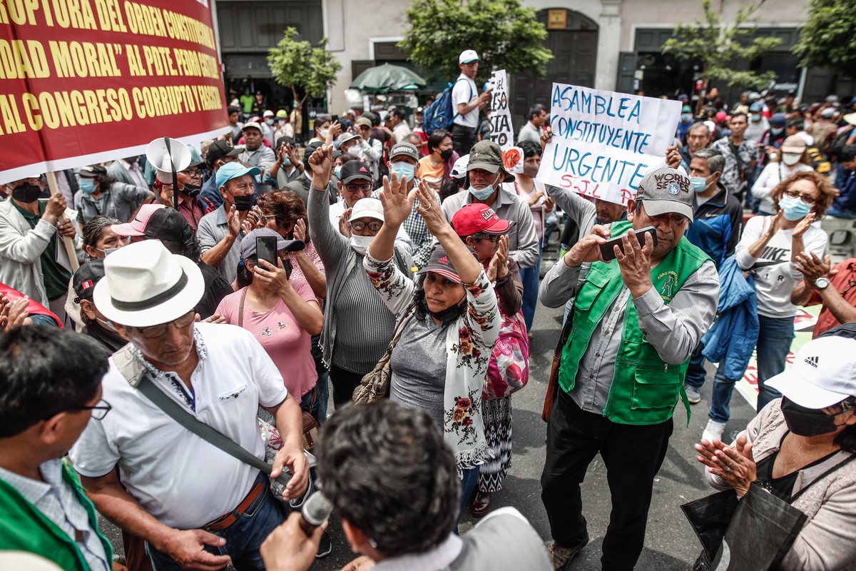 epa10353911 Protesters, supporters of the President of Peru Pedro Castillo, celebrate the news of the closure of Congress in Lima, Peru, 07 December 2022. Castillo decreed on 07 December to temporaril ...