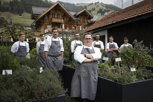 Le chef d&#039;origine fran�aise Benoit Carcenat, centre, et sa brigade, de gauche a droite, Victor Benoit, Shaun Rollier, Victor Moriez, Davide Gianola, Benoit Carcenat, Josselin Jacquet, Antoine Men ...