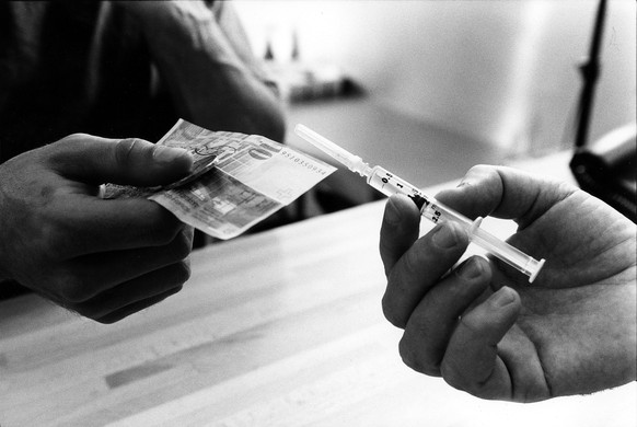 In dieser Bildstrecke zeigen wir die Meilensteine der Schweizer Drogenpolitik, vom Opium-Verbot 1924 bis heute ...