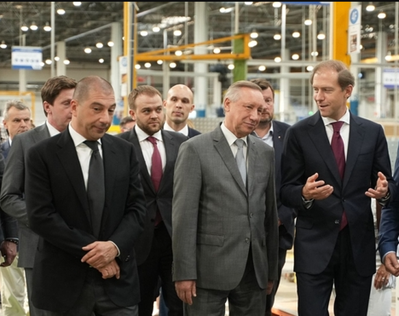 Sarkisyan (links mit Glatze) besucht gemeinsam mit dem Gouverneur von St. Petersburg Beglov und dem russischen Minister Manturov eine Fabrik für Aufzüge.