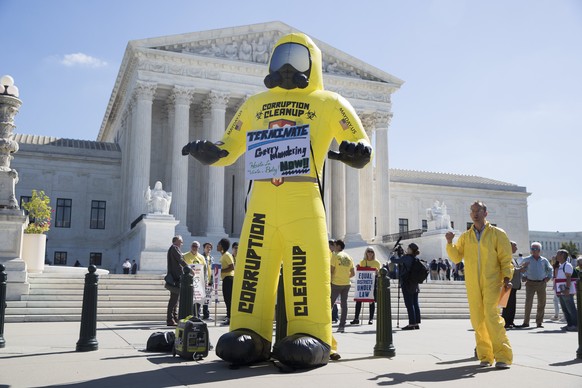 epa06242398 People against gerrymandering inflate a blow-up figure named &#039;Cleanup Carl&#039;, with words that read &#039;Corruption Cleanup&#039; on it&#039;s body; at an anti-gerrymandering rall ...