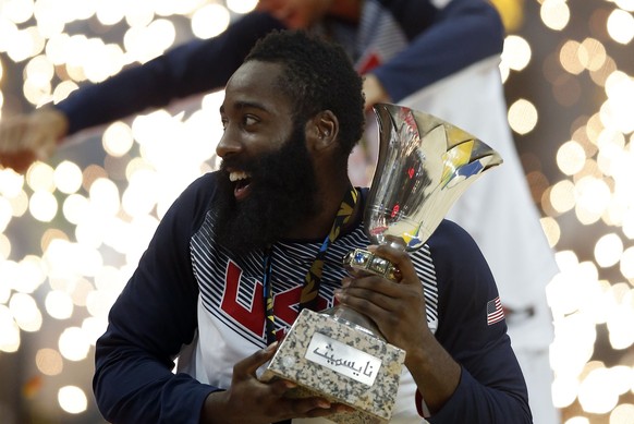 Basketballer James Harden freut sich unheimlich über den 3. Platz im watson-Bärte-Duell.