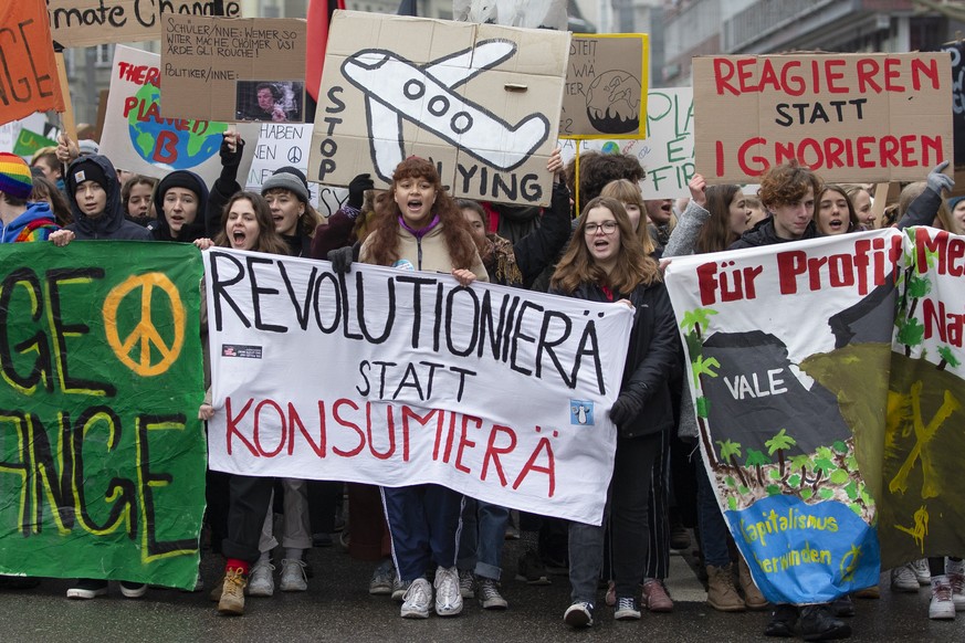 Junge Demonstranten marschieren waehrend einer Klimademonstration durch die Stadt Bern, am Samstag, 2. Februar 2019 in Bern. (KEYSTONE/Peter Klaunzer)