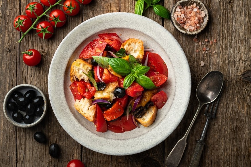 panzanella toskana salat tomaten sardellen oliven brot essen kochen food