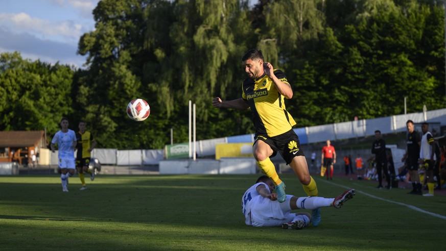 Le joueur d&#039;YB Loris Benito, en haut, lutte pour le ballon contre Oleksandr Tymchyk, en bas, lors de la rencontre amicale de football entre le BSC Young Boys et le Dynamo Kiev, ce mardi 5 juillet ...