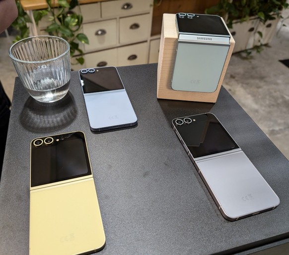 Galaxy Z Flip 6: Rückseite und Rahmen sind jeweils matt.