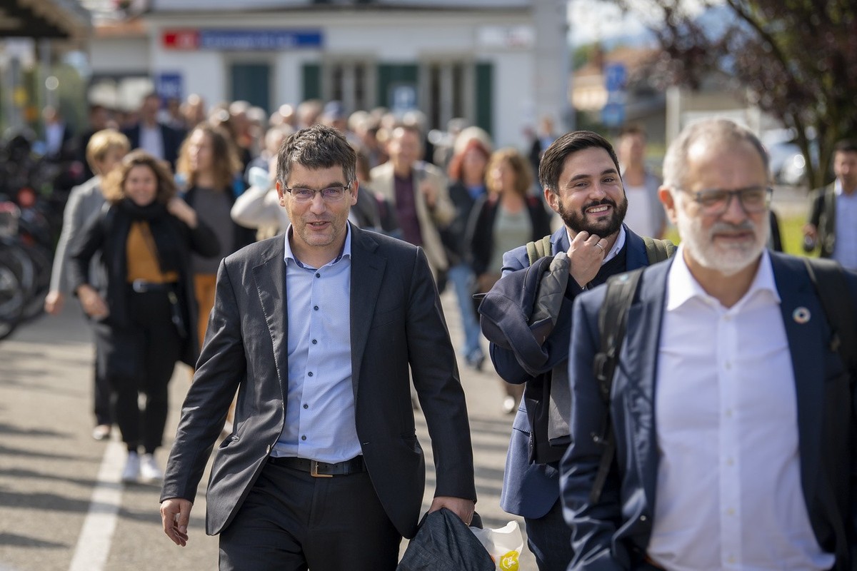 Roger Nordmann, gauche, chef du groupe parlementaire du PS, et Cedric Wermuth, droite, copresident du Parti socialiste suisse, marchent devant la gare lors de l'excursion du groupe socialiste de  ...