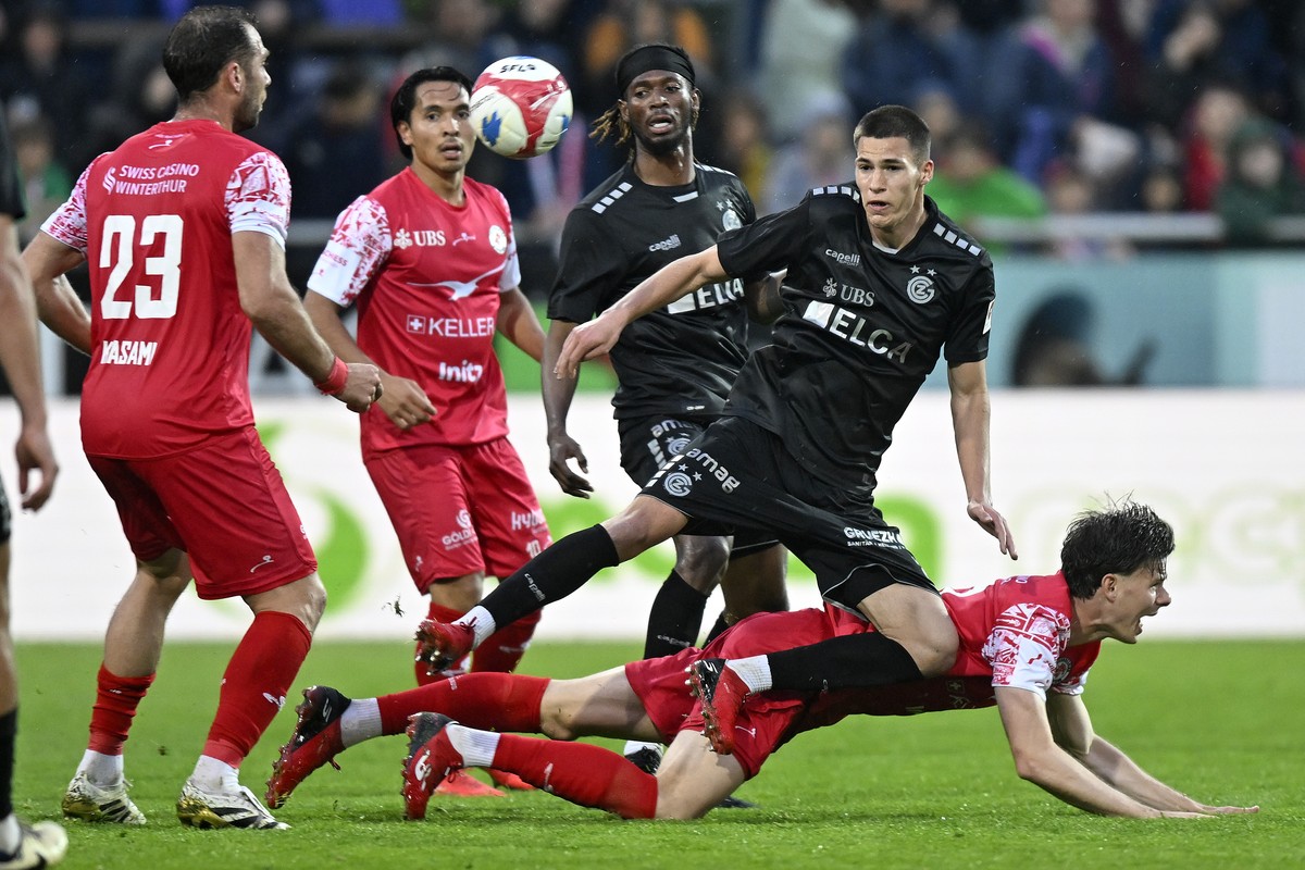 Der Grasshopper Tim Meyer, rechts, beim Fussballspiel der Super League FC Winterthur gegen den Grasshopper Club Zuerich auf der Schuetzenwiese in Winterthur am Samstag, 11. Apri 2026. (KEYSTONE/Walter ...