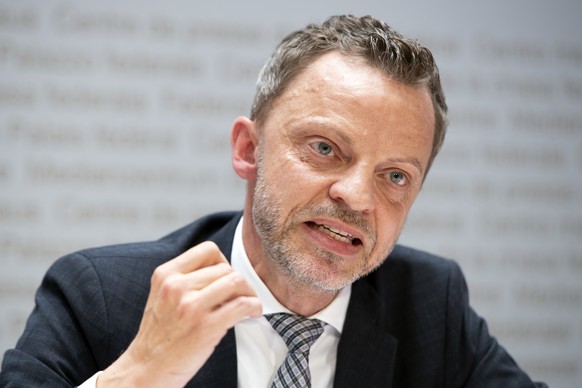 Nationalrat Hans-Ueli Vogt, SVP-ZH, spricht waehrend einer Medienkonferenz des Komitees &quot;Ja zur Selbstbestimmung&quot;, am Dienstag, 2. Oktober 2018 in Bern. (KEYSTONE/Anthony Anex)