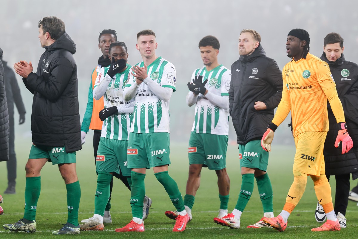 Christian Witzig (SG), 4.v.l., laesst sich feiern waehrend dem Meisterschaftsspiel der Super League zwischen dem FC St. Gallen und dem FC Lugano am Mittwoch, 5. Februar 2025, im Stadion Kybunpark in S ...