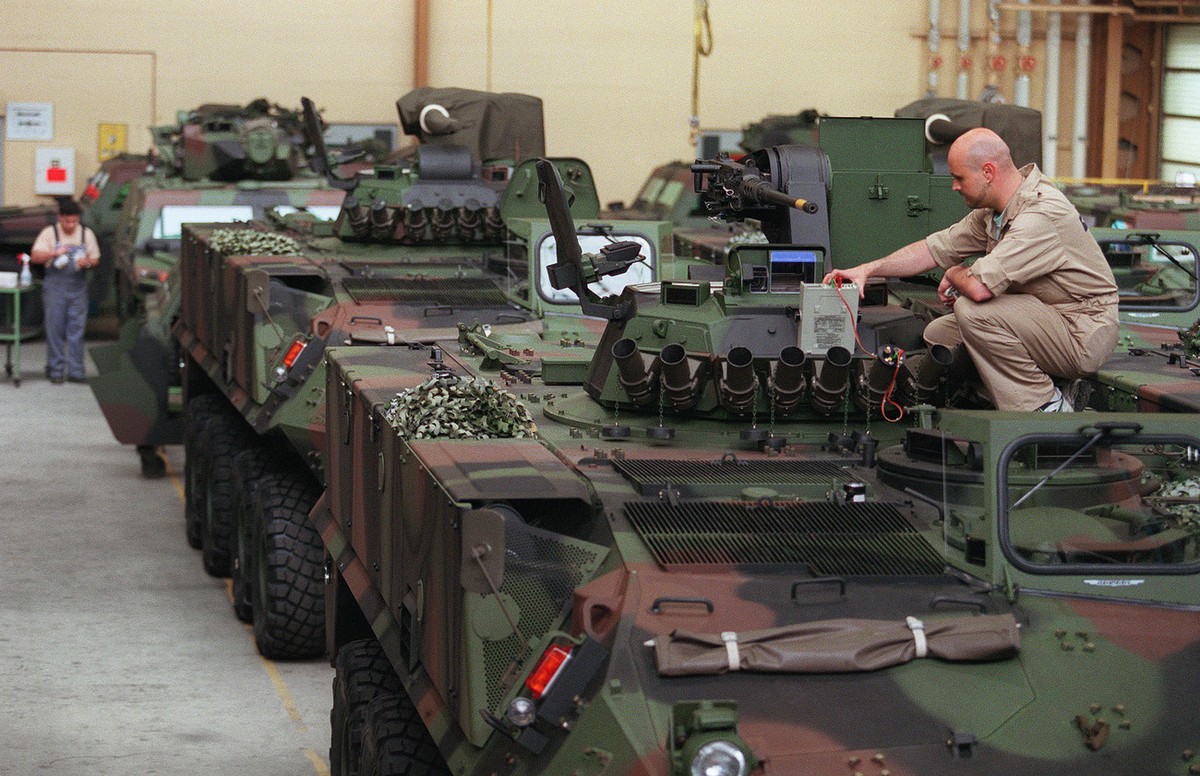 Arbeiten am Radschuetzenpanzer Piranha in der Mowag Motorwagenfabrik AG in Kreuzlingen, aufgenommen im Mai 1999. (KEYSTONE/Martin Ruetschi) : FILM]