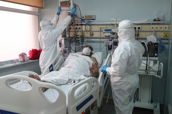 epa08451961 Medical workers wearing Personal Protective Equipment (PPE) attend to a COVID-19 patient at the Intensive Care Unit (ICU) of the Istanbul Sisli Hamidiye Etfal Training and Research Hospita ...