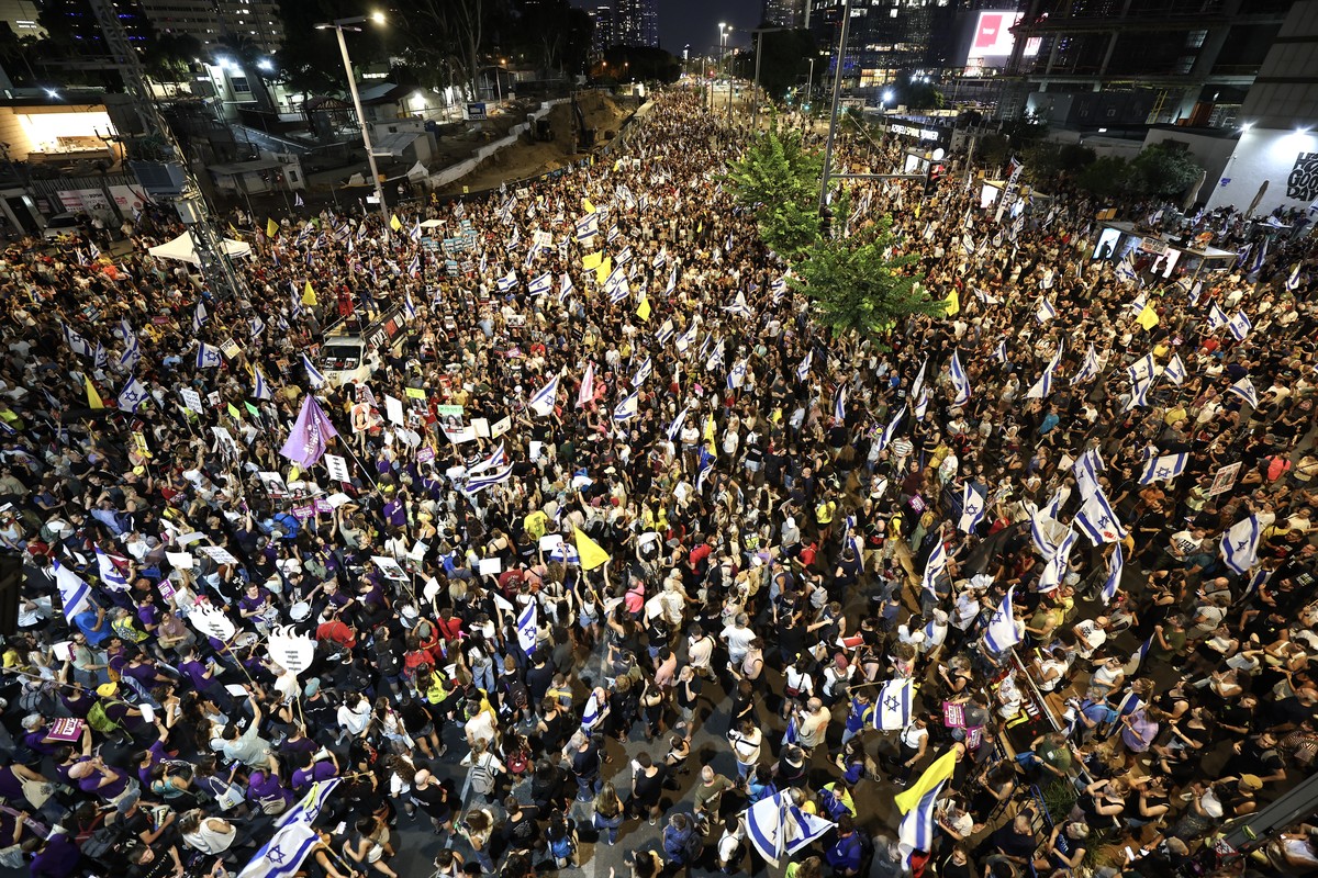 epa11580536 Protesters take to the streets during a mass demonstration calling for the immediate release of Israeli hostages held by Hamas in Gaza, in Tel Aviv, Israel, 02 September 2024. Israel' ...