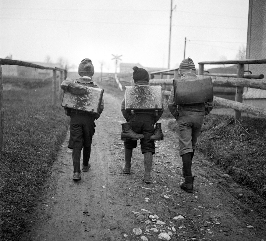 Kinder auf dem Schulweg in einem Bergdorf in der Schweiz, aufgenommen um 1930. (KEYSTONE/PHOTOPRESS-ARCHIV/Str)