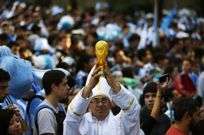 Ein Fan als Papst verkleidet.