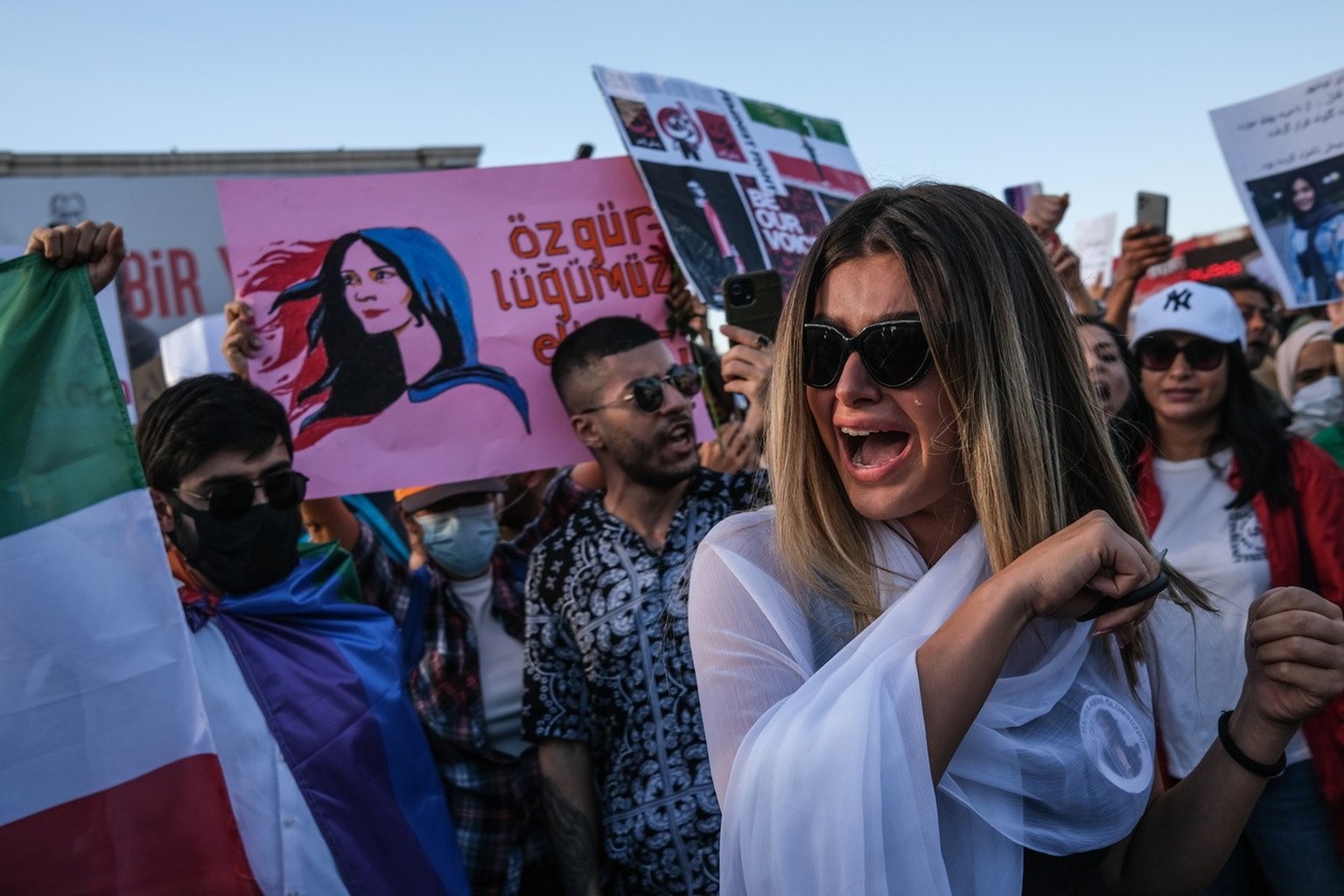 epa10219873 An Iranian woman cuts her hair during a protest following the death of Iranian Mahsa Amini, in Istanbul, Turkey, 02 October 2022. Amini, a 22-year-old Iranian woman, was arrested in Tehran ...