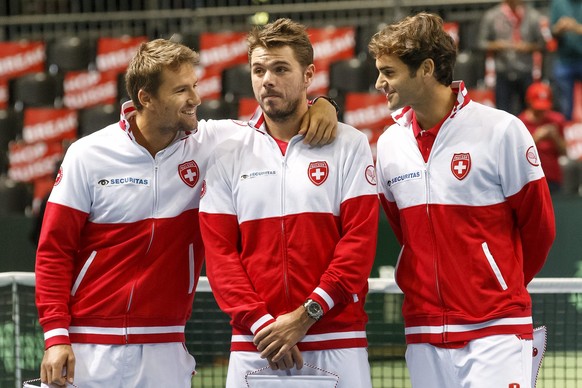 epa04936528 Switzerland&#039;s Davis Cup Team player Marco Chiudinelli (L-R), Stan Wawrinka, and Roger Federer chat prior the first single match of the Davis Cup World Group Play-off round match betwe ...