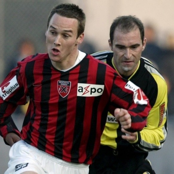 Der YB Spieler Joel Magnin, rechts, im Kampf um den Ball gegen den Neuenburger Mobulu M&#039;Futi, links, und einen nicht identifizierten Westschweizer, beim NLA Fussball Meisterschaftsspiel zwischen  ...