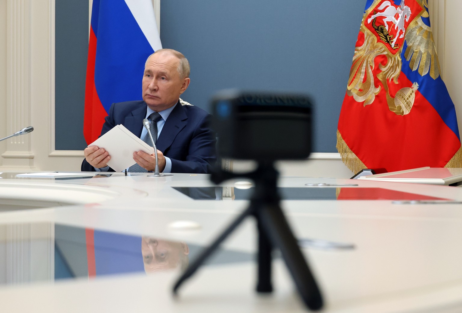 epa10989514 Russian President Vladimir Putin attends the extraordinary G-20 summit, via videoconference in Moscow, Russia, 22 November 2023. EPA/MIKHAEL KLIMENTYEV / SPUTNIK / KREMLIN POOL MANDATORY C ...