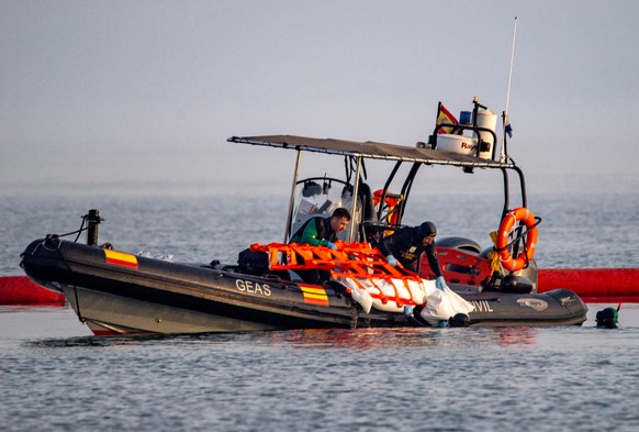 Guardia Civil officers recover the body of a migrant from the water in the Spanish enclave of Ceuta, Saturday, Aug. 1, 2026. (AP Photo/Antonio Sempere)
Spain Ceuta