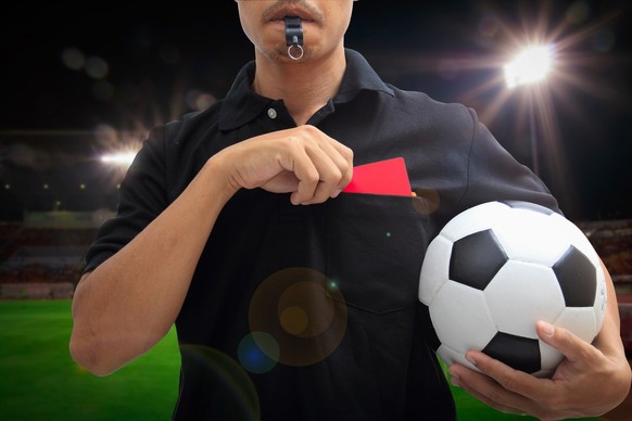 Nachdem Schiri einem Spieler die rote Karte zeigt, rastet dieser nach Spielschluss aus und attackiert den Unparteiischen.