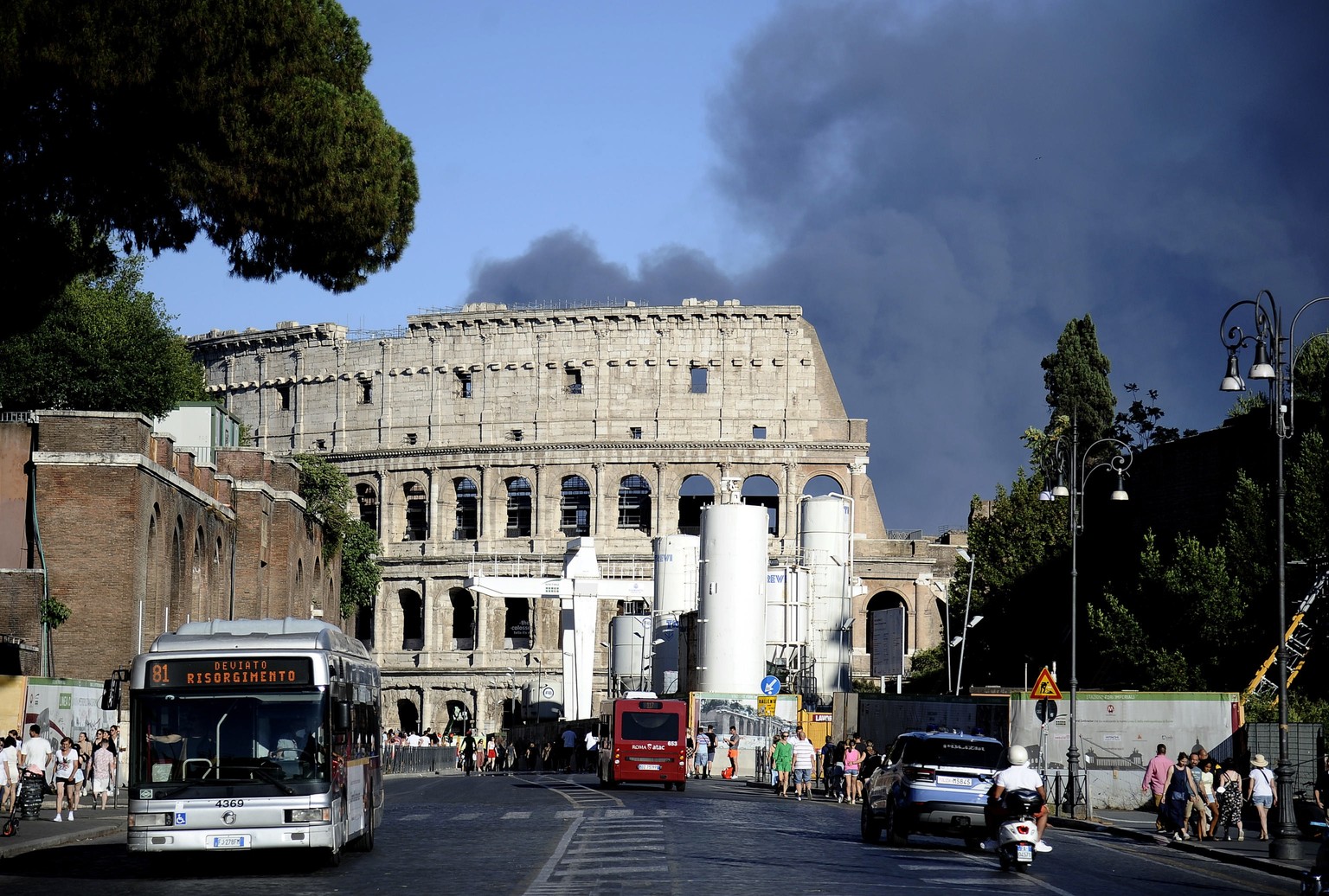 epa10062314 View of a huge column of black smoke caused by a vast fire that broke out in Rome, Italy, 09 July 2022. EPA/FABIO CIMAGLIA