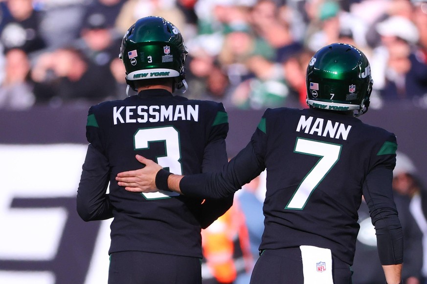 Jets-Punter Braden Mann versucht Kicker Alex Kessman zu trösten.