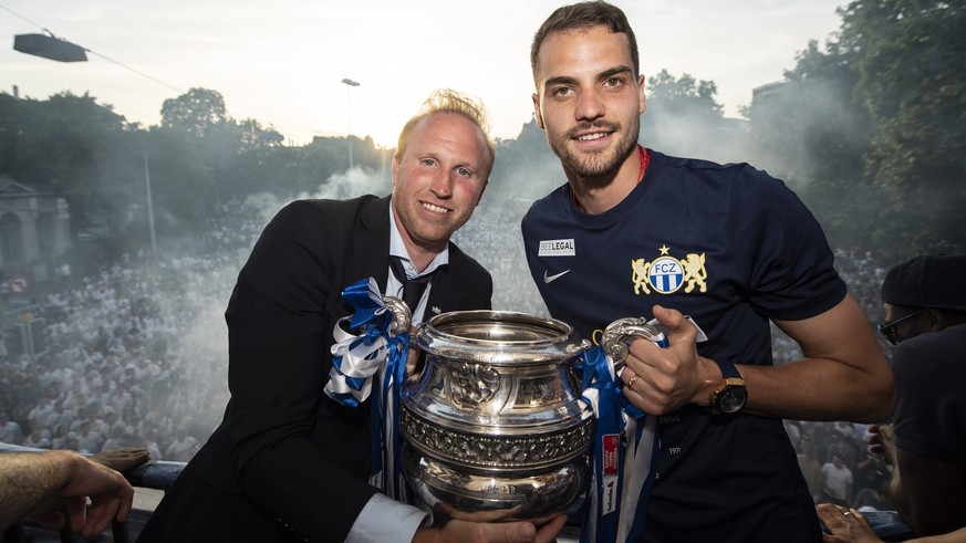 Zuerichs Trainer Ludovic Magnin, links, und Yanick Brecher jubeln mit dem Pokal nach ihrem Sieg im Schweizer Fussball Cupfinalspiel zwischen den Berner Young Boys und dem FC Zuerich, am Sonntag 27. Ma ...