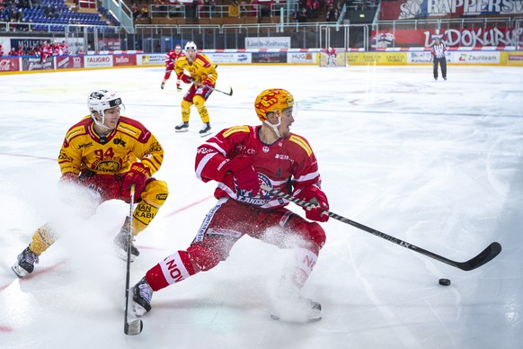 SCL Tigers Stuermer Patrick Petrini, links, gegen SC Rapperswil-Jona Lakers PostFinance Top Scorer Roman Cervenka waehrend dem Eishockey-Meisterschaftsspiel der National League zwischen den SC Rappers ...