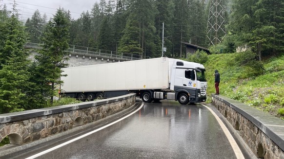 Chauffeur bleibt mit Lastwagen beim Albulapass stecken.