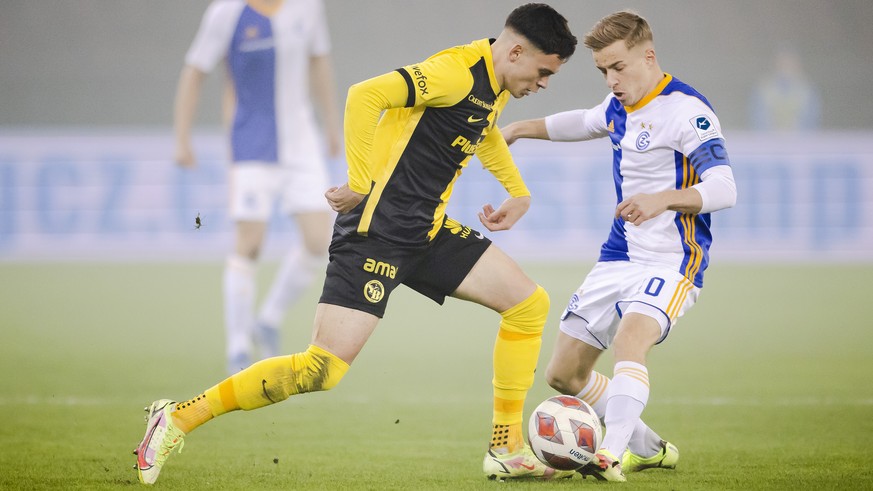 Grasshoppers Petar Pusic, rechts, gegen YBs Fabian Rieder beim Fussballspiel der Super League zwischen dem Grasshopper Club Zuerich und den BSC Young Boys im Letzigrund Stadion in Zuerich am Samstag,  ...