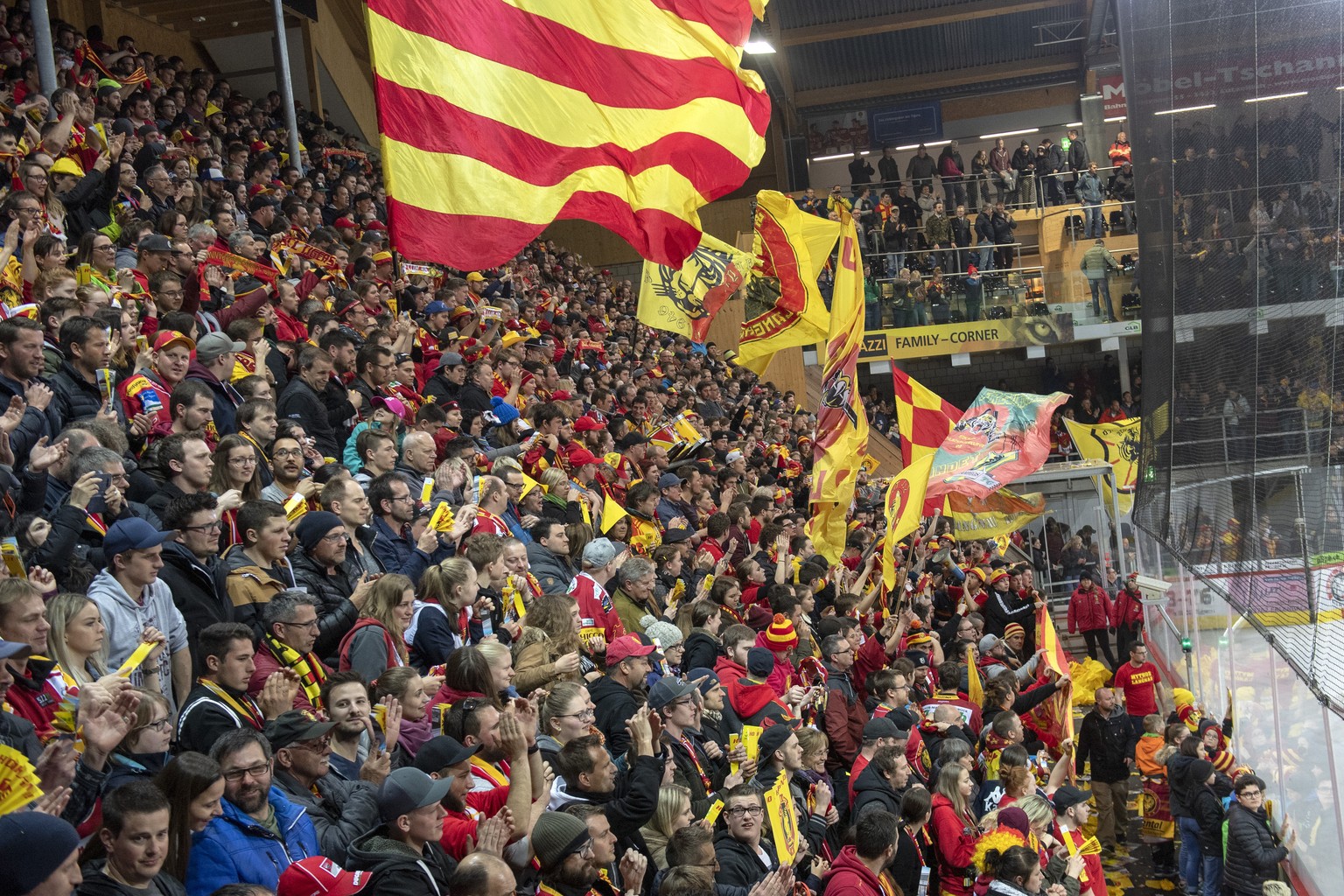 SCL Tigers Fans nach dem sechsten Playoff Viertelfinalspiel der National League zwischen den SCL Tigers und dem HC Lausanne, am Donnerstag, 21. Maerz 2019 im Ilfisstadion in Langnau. (KEYSTONE/Marcel  ...