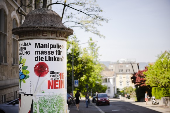 Ein Abstimmungsplakat gegen die Vorlage Stimmrechtsalter 16, an einer Plakatsaeule, am Sonntag, 15. Mai 2022 in Zuerich. KEYSTONE/Michael Buholzer)