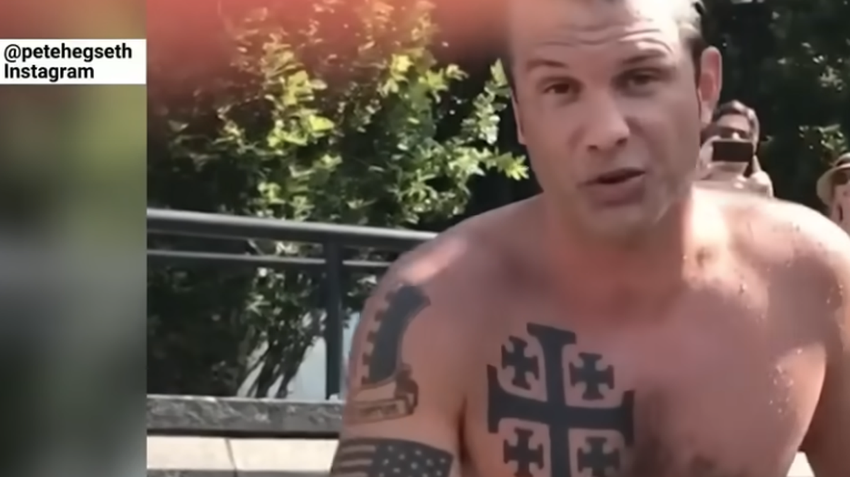Screenshot: Pete Hegseth mit Tattoo.