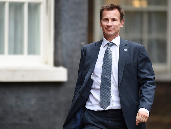 epa05393864 Britain&#039;s Secretary of State for Health Jeremy Hunt arrives for a cabinet meeting at Downing Street in London, Britain, 27 June 2016. British Prime Minister David Cameron is holding h ...