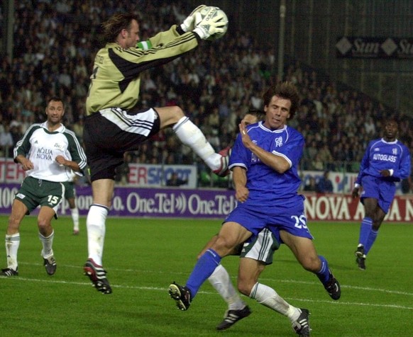 ARCHIV ? ZUM KEYSTONE-SDA-TEXT UEBER DAS UEFA CUP-ERSTRUNDENSPIEL FC ST. GALLEN GEGEN CHELSEA FC AM 28. SEPTEMBER 2000 STELLEN WIR IHNEN FOLGENDES BILDMATERIAL ZUR VERFUEGUNG - St. Gallens Torhueter J ...