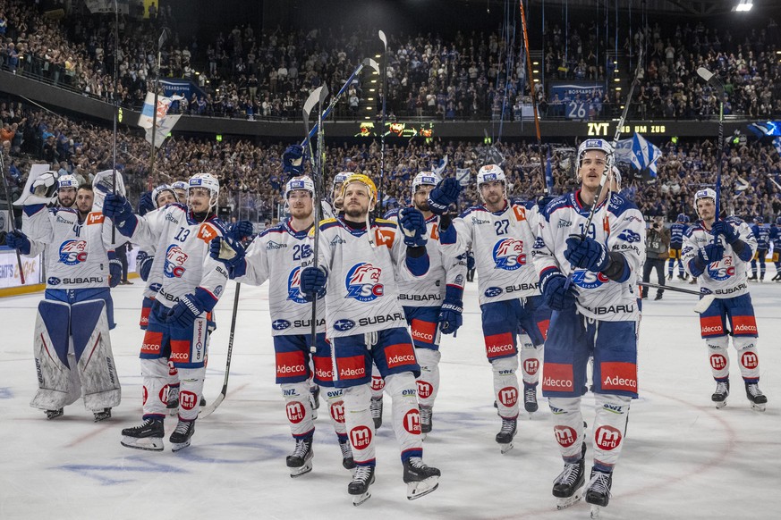 Die Zuercher feiern den Sieg nach dem Eishockey Playoff 1/2 Final, Spiel 4 der National League zwischen dem EV Zug und den ZSC Lions am Montag, 8. April 2024 in Zug. (KEYSTONE/Urs Flueeler).