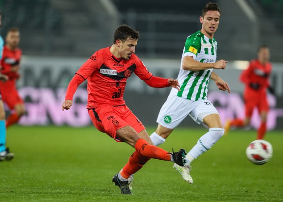 FC Lugano Spieler Olivier Custodio, links, bei einer Chance, verfolgt vom St. Galler Jordi Quintilla, rechts, im Fussball Meisterschaftspiel der Super-League zwischen dem FC St. Gallen und dem FC Luga ...