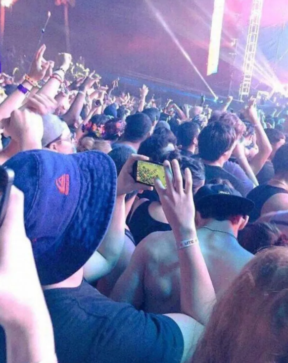 Festival Fail: Mann schaut bei Konzert aufs Handy.
